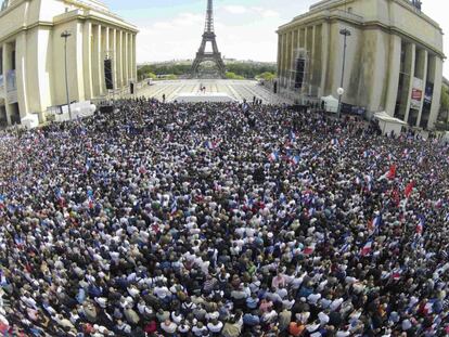 Seguidores de Sarkozy, en la manifestación del Primero de Mayo organizada por su partido, el UMP, en la Plaza del Trocadero de París.