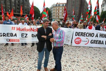 Unai Sordo, a la izquierda, y Raúl Arza, en la concentración celebrada en Bilbao.