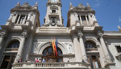 Un grupo de ciudadanos han visitado el balcón del Ayuntamiento de Valencia el primer día de puertas abiertas.
