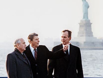 Ronald  Reagan  enseña a Mijaíl Gorbachov una vista de Nueva York, ante la mirada de George Bush, en junio de 1985.