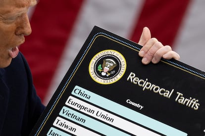 Donald Trump sostenía, el pasado 2 de abril, la tabla con los aranceles por países, encabezada por Japón y la Unión Europea.