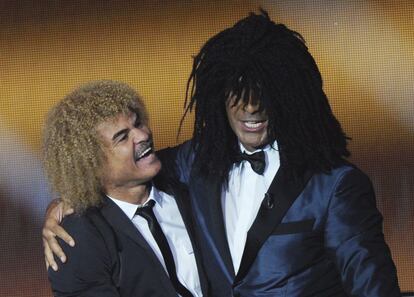 El exfutbolista holandés Ruud Gullit (dcha) bromea con el exfutbolista colombiano Carlos Valderrama, durante la gala.