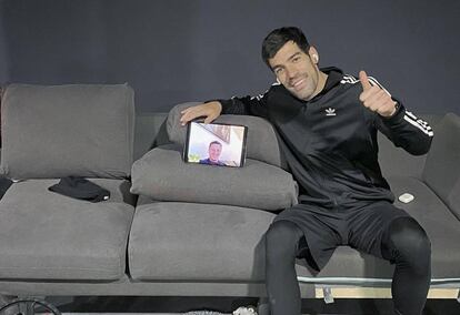 Manu García, en vídeollamada con el preparador físico del Deportivo Alavés, Nenad Ristic.