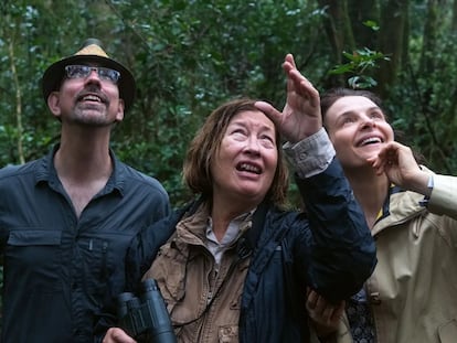 Juliette Binoche (derecha), junto a dos de los expertos que explican la epidemia de pandemias de la que trata la serie.