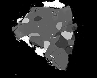 Imagen de una particular de roca del asteroide Itokawa obtenida con técnicas electrónicas tras los análisis de isótopos de oxígeno.
