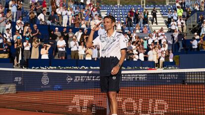 Tommy Robredo se despide de los aficionados en pista del Real Club de Tenis de Barcelona.