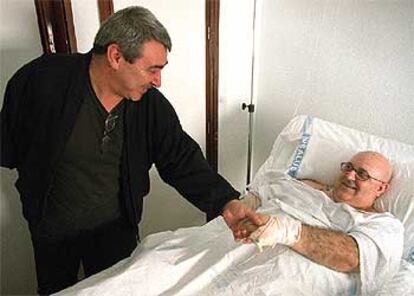 Pedro Fusté y Martín Sanz se estrechan ayer la mano en el hospital Doce de Octubre de Madrid.