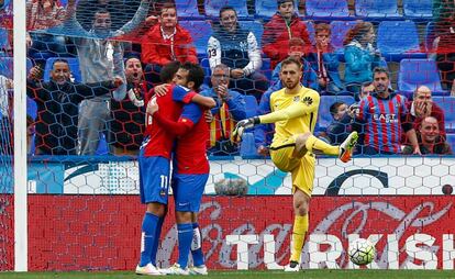 Morales y Rossi se abrazan ante Oblak.