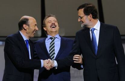 Manuel Campo Vidal sonríe triunfante junto a los dos candidatos.