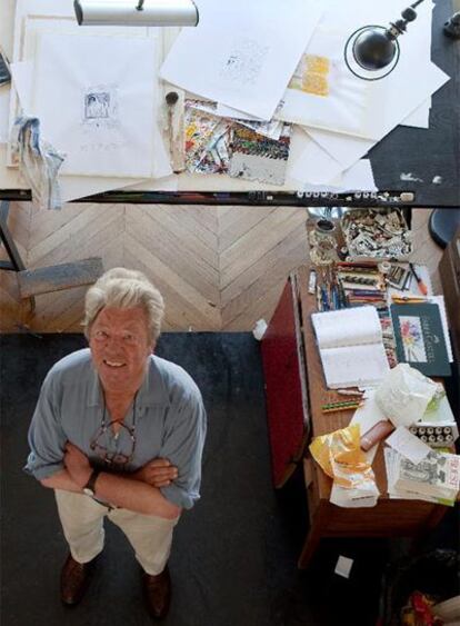 Jean-Jacques Sempé, en su estudio del <b><i>boulevard</b></i> de Montparnasse de París, donde trabaja, "a veces unas horas, a veces todo el día". 
Foto: Daniel Mordzinski