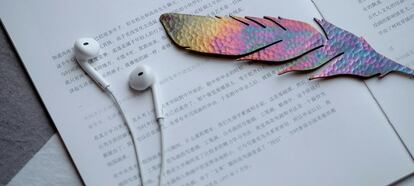 Auriculares encima de unas hojas de un libro
