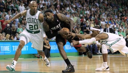 LeBron James, de los Miami Heat, entre Ray Allen y Rajon Rondo, de los Boston Celtics.