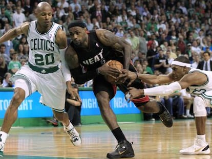 LeBron James, de los Miami Heat, entre Ray Allen y Rajon Rondo, de los Boston Celtics.