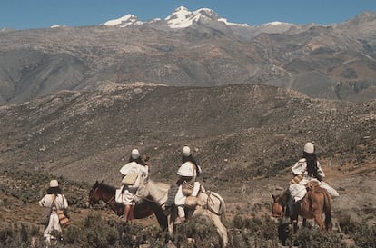 Un grupo de indígenas arhuacos miran hacia la Sierra Nevada de Santa Marta, cerca de la costa Caribe de Colombia.