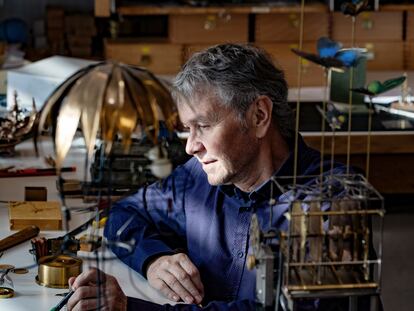 El maestro artesano François Junod, en su taller de Sainte-Croix, en Suiza.