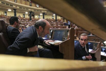 Alfredo Pérez Rubalcaba (izquierda) habla con José Antonio Alonso desde su nuevo escaño del Congreso.