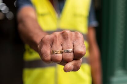 James Patiño, un hombre anuncio de Compro Oro, muestra sus anillos