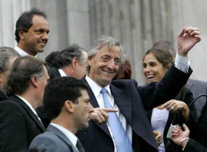 El presidente argentino, Néstor Kirchner, saluda a sus seguidores tras el discurso de ayer en el Congreso.