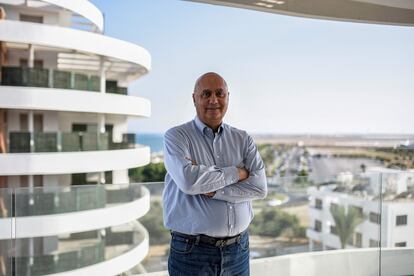 Georges Chehwan, agente inmobiliario libanés en Chipre, posa para una foto en una de sus propiedades en Larnaca, ciudad al sur de la isla que recibe mucha migración libanesa.