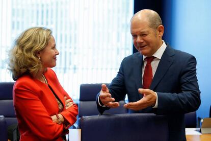 La ministra española de Economía, Nadia Calviño, con el ministro de Finanzas alemán, Olaf Scholz, en Luxemburgo. EFE/ Julien Warnand