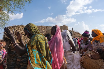 La zona de Barentu ha sido un campo de muchas batallas, y alrededor de 4.000 kunama se vieron obligados a abandonar sus aldeas y establecerse en campamentos de refugiados en Etiopía, en la frontera con Eritrea. En la imagen, unas mujeres kunama bailan durante la boda. Los bailes duran toda la jornada, hasta que los invitados regresan a la casa. Las celebraciones son aún hoy muy sentidas e intensas, y reúnen a muchas personas de más pueblos.