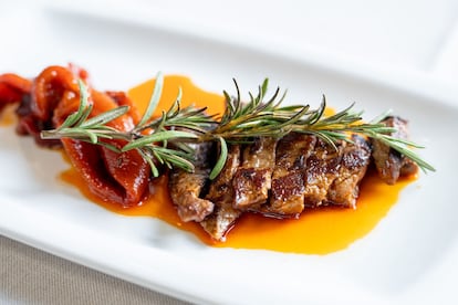Ploma ibèrica marinada amb pebrot vermell i romaní del restaurant Absis, dins del MNAC.