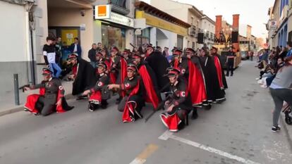 Una imagen del desfile de la comparsa de la polémica.