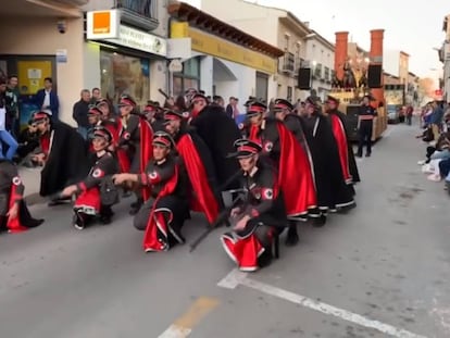 Una imagen del desfile de la comparsa de la polémica.