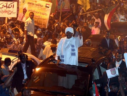 El presidente de Sudán, Omar al Bashir, saluda a sus seguidores tras regresar de La Meca el 1 de abril.