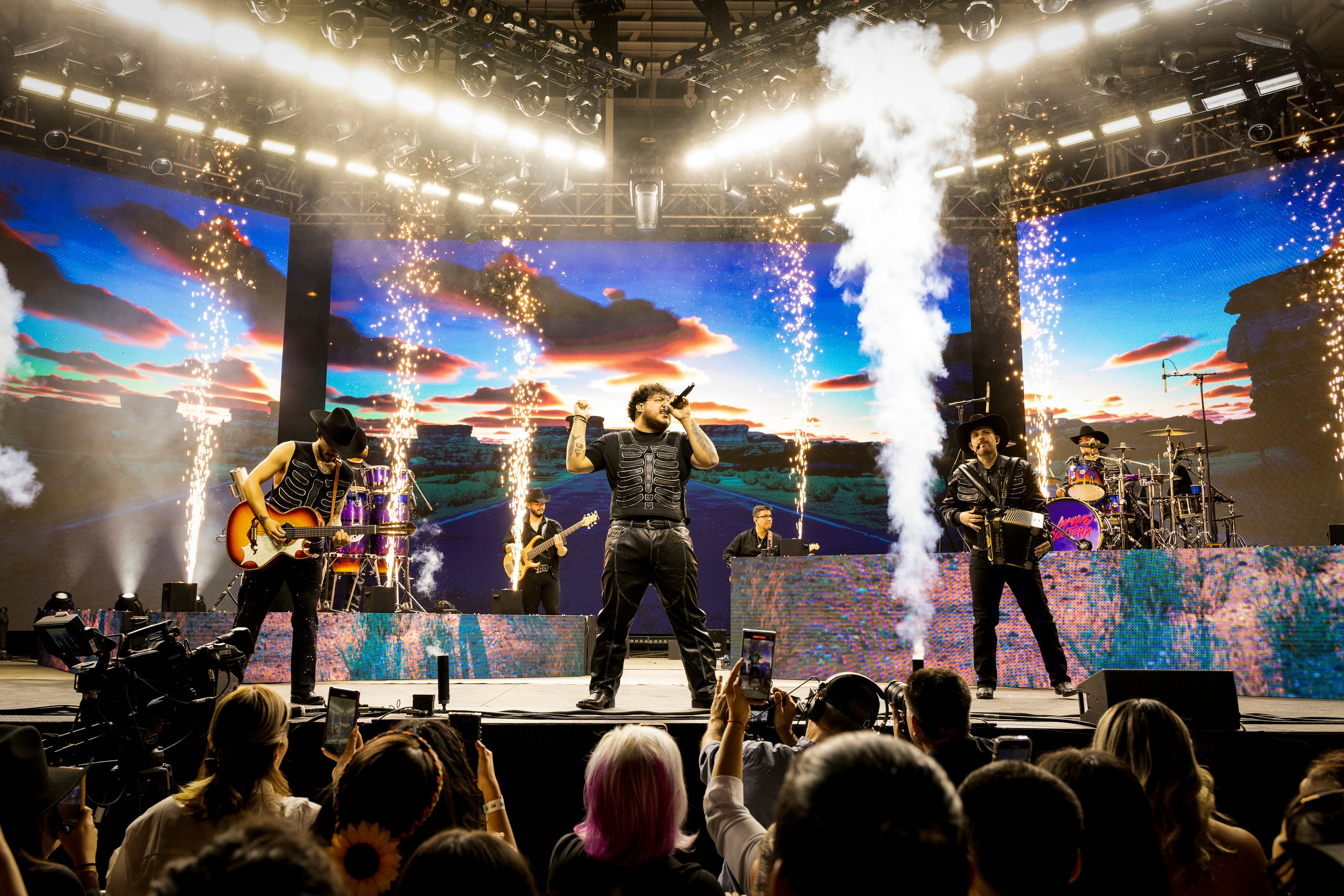 Entre barras y regional mexicano: Grupo Frontera pone ritmo al nuevo grito del Tricolor para el Mundial