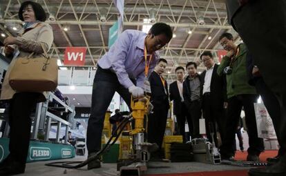 Un trabajador en la Exposición sobre el carbón y la minería en Pekín (China), el 3 de noviembre de 2015.