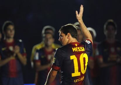 Messi saluda al p&uacute;blico en el Joan Gamper. 