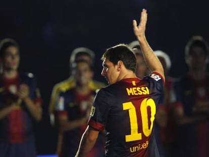 Messi saluda al público en el Joan Gamper.