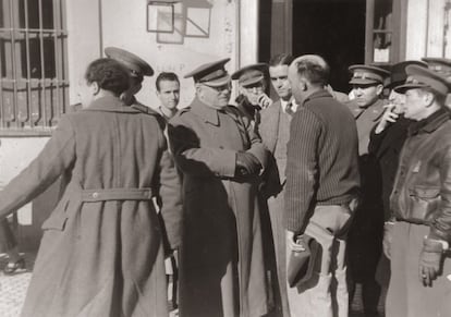 El general José Miaja escucha a un hombre del pueblo; lleva uniforme republicano, que nunca volvió a lucir hasta muerto Franco. Fue enterrado con él.