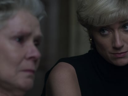 Imelda Staunton como Isabel II, y Elizabeth Debicki como Diana de Gales, en el cuarto episodio de la sexta temporada de 'The Crown'.