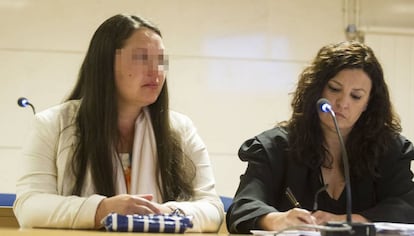 Marisol Fabiola S.M., durante el juicio con su abogada, Begoña Trillo.