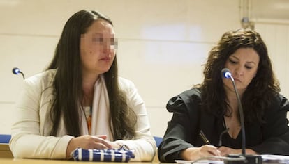 Marisol Fabiola S.M., durante el juicio con su abogada, Bego&ntilde;a Trillo.