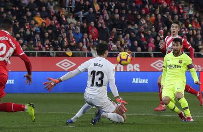 Messi i Bono, en l'acció del segon gol del Barça.