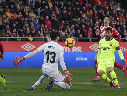 Messi i Bono, en l'acció del segon gol del Barça.