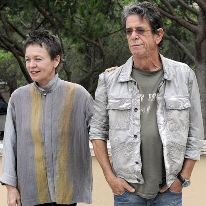 La pareja artística neoyorquina que forman el cantante de rock Lou Reed y Laurie Anderson han posado en San Feliú de Guixols, Girona, una de sus escalas en la presentación del espectáculo 'The Yellow Pony and other Songs and Stories'. La gira europea de Reed y Anderson incluye media docena de recitales en España. (Texto: EFE)