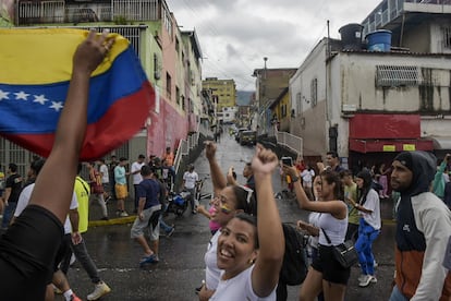 Personas caminan hacia el centro de Caracas. Los inconformes aseguran que el veredicto del CNE se trata de un fraude electoral.