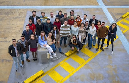 La 37 promoción de los alumnos del máster de Periodismo UAM-EL PAÍS, en la sede del periódico, en Miguel Yuste.