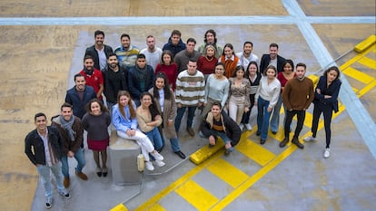 La 37 promoción de los alumnos del máster de Periodismo UAM-EL PAÍS, en la sede del periódico, en Miguel Yuste.