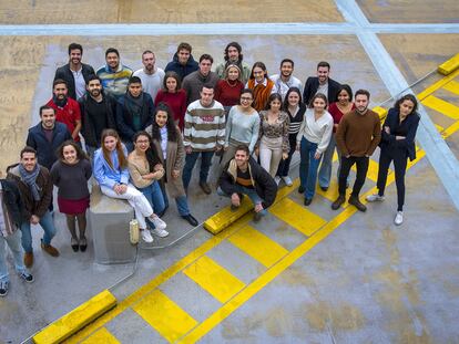 La 37 promoción de los alumnos del máster de Periodismo UAM-EL PAÍS, en la sede del periódico, en Miguel Yuste.