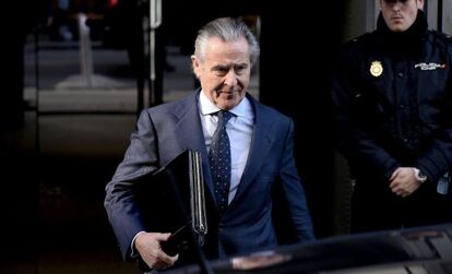 El expresidente de Caja Madrid Miguel Blesa a su salida de la Audiencia Nacional donde declar&oacute; por la emisi&oacute;n de preferentes. 