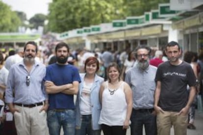 Nuevos libreros y editores en la Feria del Libro de Madrid. De izquierda a derecha: Juan Melgar, Alfonso Tordesillas, Irene Álvarez, Jenny Sánchez, Imanol Bértolo y Daniel Aubareda.