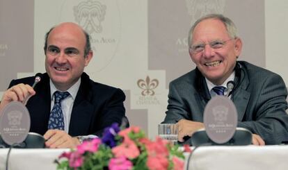 El ministro de Econom&iacute;a, Luis de Guindos (izq), y el ministro alem&aacute;n de Finanzas, Wolfgang Sch&auml;uble, durante una rueda de prensa.