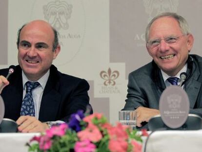 El ministro de Econom&iacute;a, Luis de Guindos (izq), y el ministro alem&aacute;n de Finanzas, Wolfgang Sch&auml;uble, durante una rueda de prensa.