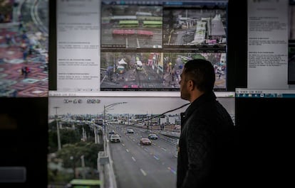  García Harfuch observa las cámaras de vigilancia en su despacho, el 29 de julio de 2022. 