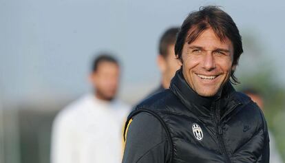 Antonio Conte, sonríe durante el entrenamiento.